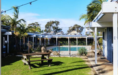 Mallacoota Hotel Motel - Holiday Adelaide 2
