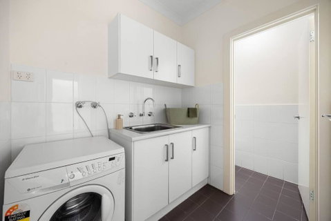 Mawson Lakes Retreat - 3BR, Wifi, Parking - Holiday Adelaide 1