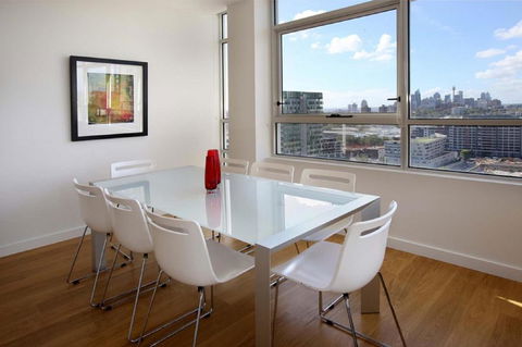 Moore To See - Modern And Spacious 3BR Zetland Apartment With Views Over Moore Park - Holiday Adelaide 1