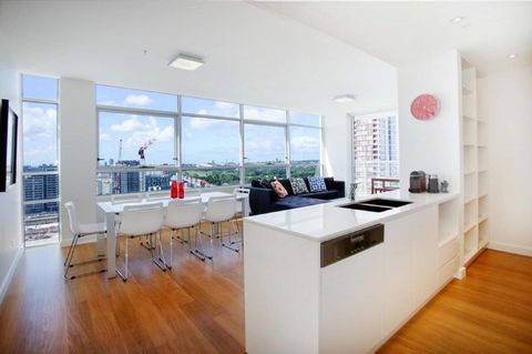 Moore To See - Modern And Spacious 3BR Zetland Apartment With Views Over Moore Park - Holiday Adelaide 3