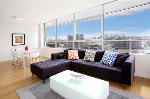 Moore To See - Modern And Spacious 3BR Zetland Apartment With Views Over Moore Park - Holiday Adelaide 2