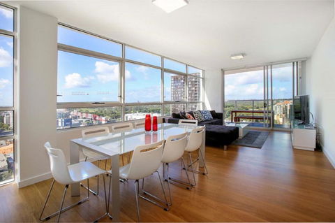Moore To See - Modern And Spacious 3BR Zetland Apartment With Views Over Moore Park - Holiday Adelaide 0