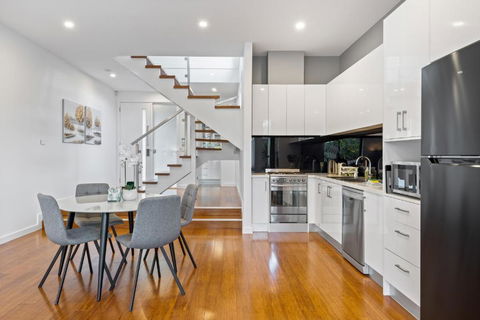Modern 2-Bed Home In Brunswick With Courtyard - Holiday Adelaide 3
