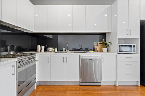 Modern 2-Bed Home In Brunswick With Courtyard - Holiday Adelaide 2