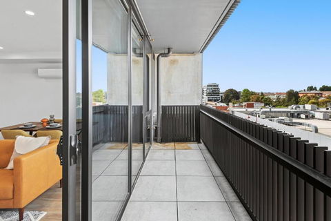 Modern Apartment On Burgundy Precinct & Parklands - Holiday Adelaide 1
