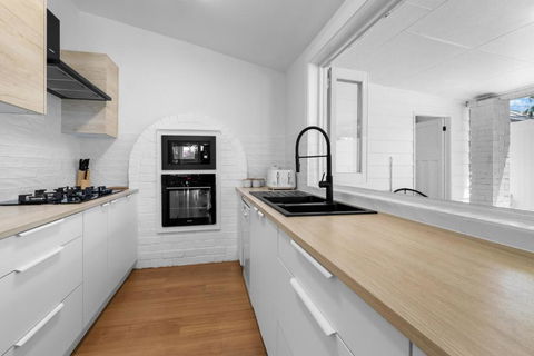 Modern Character Filled Cottage - Holiday Adelaide 2