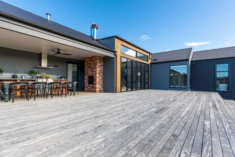 Modern Farmhouse - Holiday Adelaide 0