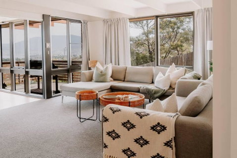 Modern Home Overlooking River - Holiday Adelaide 1