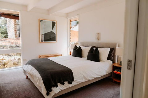 Modern Home Overlooking River - Holiday Adelaide 2