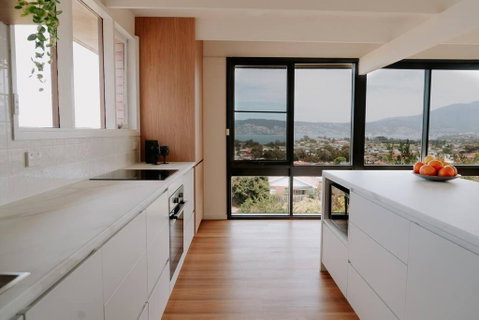 Modern Home Overlooking River - Holiday Adelaide 3