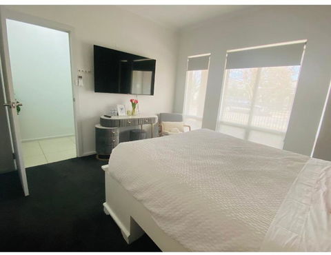 Modern Private Room With Ensuite - Holiday Adelaide 1