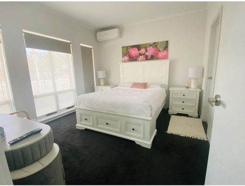 Modern Private Room With Ensuite - Holiday Adelaide 0