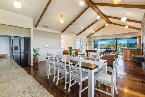 Mountain Majesty With Poolside Relaxing Getaway - Holiday Adelaide 0