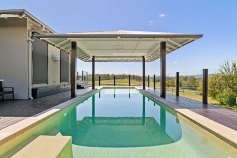 Mountain Majesty With Poolside Relaxing Getaway - Holiday Adelaide 1