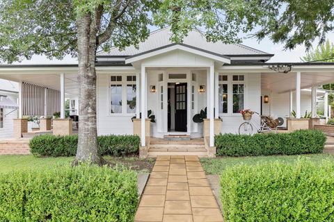 Narraweema Guesthouse - Historic Luxury BnB Retreat - Holiday Adelaide 1