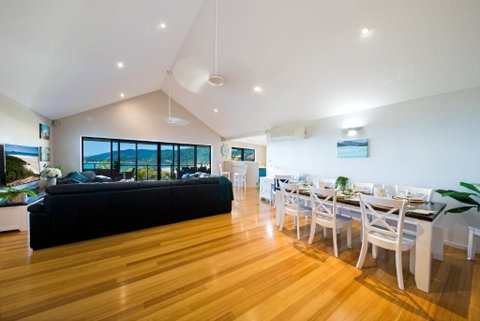 Nautilus On Nara - Spacious Airlie Beach Holiday Home With Ocean Views - Holiday Adelaide 1