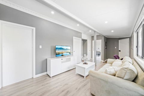 New 2 Bedroom House 500m To Mall With Free Parking - Holiday Adelaide 2