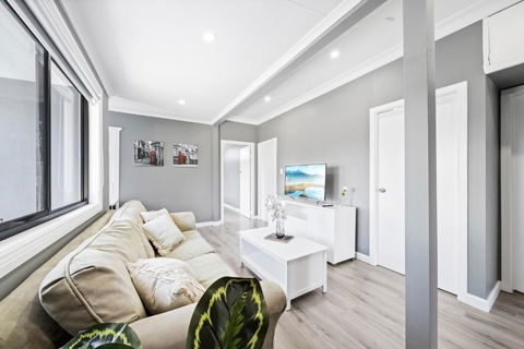 New 2 Bedroom House 500m To Mall With Free Parking - Holiday Adelaide 1