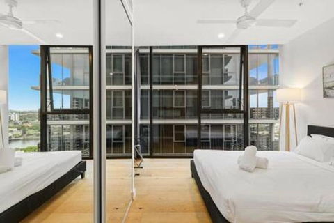 NEW Centrally Located High Level Studio Apartment - Holiday Adelaide 1