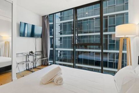 NEW Centrally Located High Level Studio Apartment - Holiday Adelaide 2
