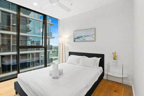 NEW Centrally Located High Level Studio Apartment - Holiday Adelaide 3