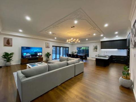 New Spacious Luxury 5 Bedroom Mansion In Unley - Holiday Adelaide 3