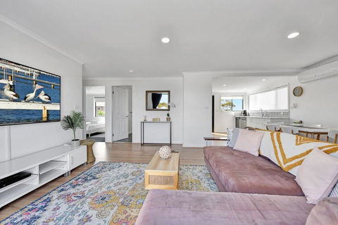 New Property Seabreeze Bungalow - Lakeview Sunset Delight At Sunshine On Lake Macquarie - Holiday Adelaide 3