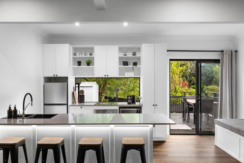 New Modern 2 Bedroom Mountain Retreat Escape - Holiday Adelaide 1
