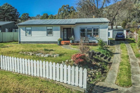 Mount Beauty 3BR Home - Holiday Adelaide 0