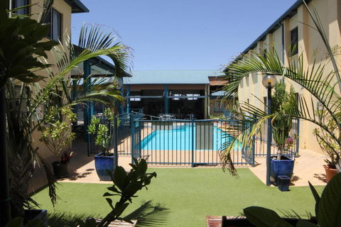Ningaloo Club Backpackers - Holiday Adelaide 3