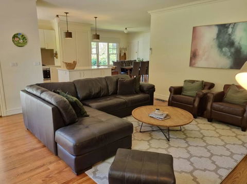 Noonan House, 5 Bedrooms. Hop & Skip To Town - Holiday Adelaide 3