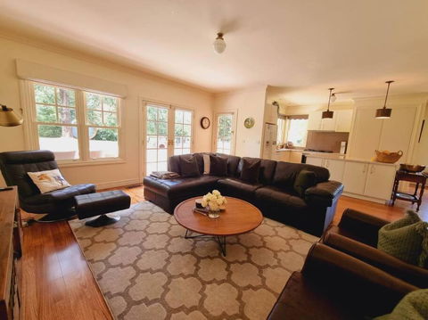 Noonan House, 5 Bedrooms. Hop & Skip To Town - Holiday Adelaide 2