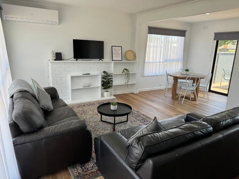 Nth Central 4BR Reno W WiFi - Holiday Adelaide 0