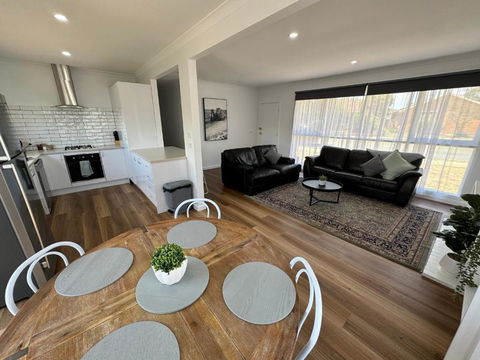 Nth Central 4BR Reno W WiFi - Holiday Adelaide 1