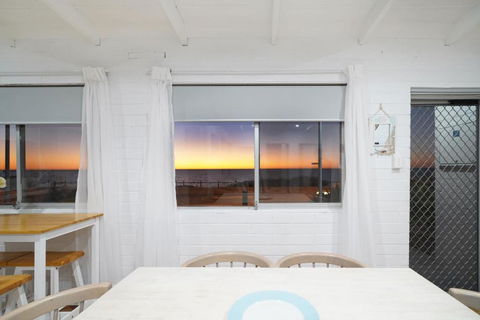 OCEA84 - Quinns Beach Shack: Ocean Views - Holiday Adelaide 1
