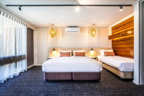 Nightcap At Gateway Hotel - Holiday Adelaide 1