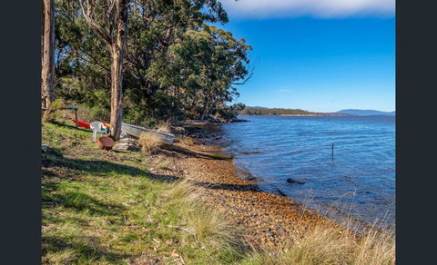 On The Huon River - Holiday Adelaide 1