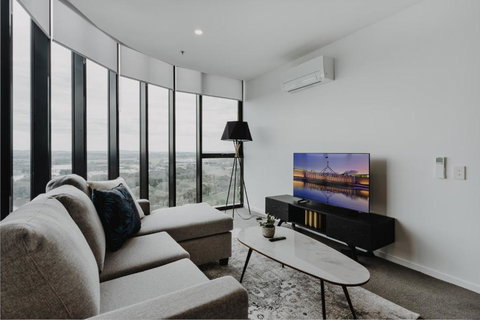 Panoramic Lake View 2-Bed With Pool, Gym And BBQ - Holiday Adelaide 1