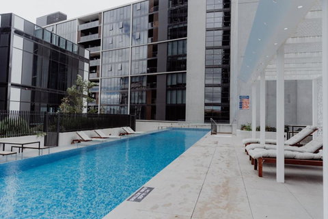 Panoramic Lake View 2-Bed With Pool, Gym And BBQ - Holiday Adelaide 3