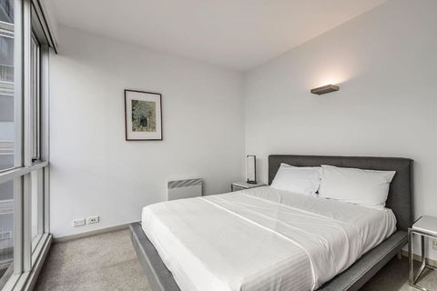 Parade Place - A Central Balcony Stay - Holiday Adelaide 3