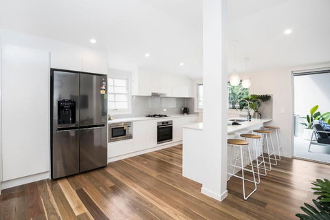 Park Avenue Terrace House Sleeps 9 - Holiday Adelaide 1