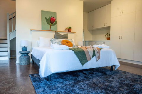 Peaceful Hills Escape: Charming 2-Story Retreat - Holiday Adelaide 2