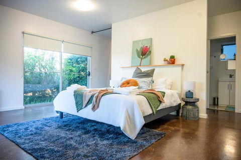 Peaceful Hills Escape: Charming 2-Story Retreat - Holiday Adelaide 0