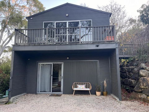 Peaceful Hills Escape: Charming 2-Story Retreat - Holiday Adelaide 1