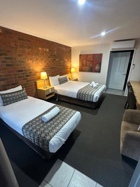 Pevensey Motor Lodge - Holiday Adelaide 1