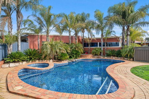 Peppermill Inn Motel - Holiday Adelaide 0