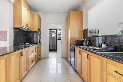 Perfectly Located 4-Bed House In Kensington - Holiday Adelaide 2