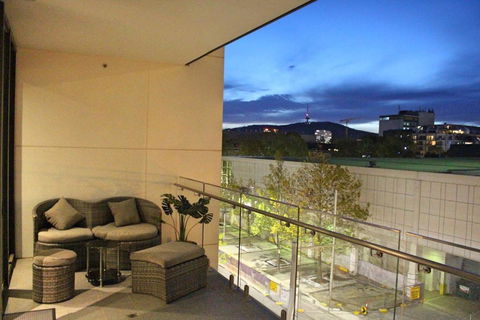 Perfectly Located Modern Apartment - Canberra CBD - Holiday Adelaide 0