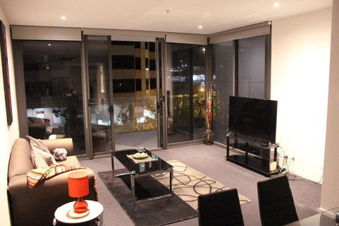 Perfectly Located Modern Apartment - Canberra CBD - Holiday Adelaide 1