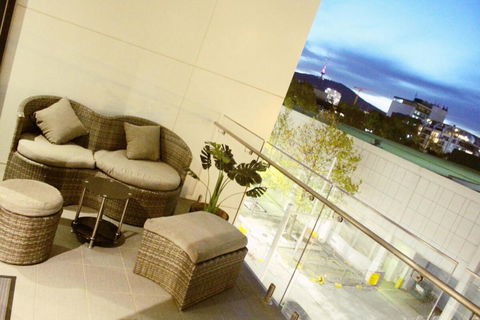 Perfectly Located Modern Apartment - Canberra CBD - Holiday Adelaide 3